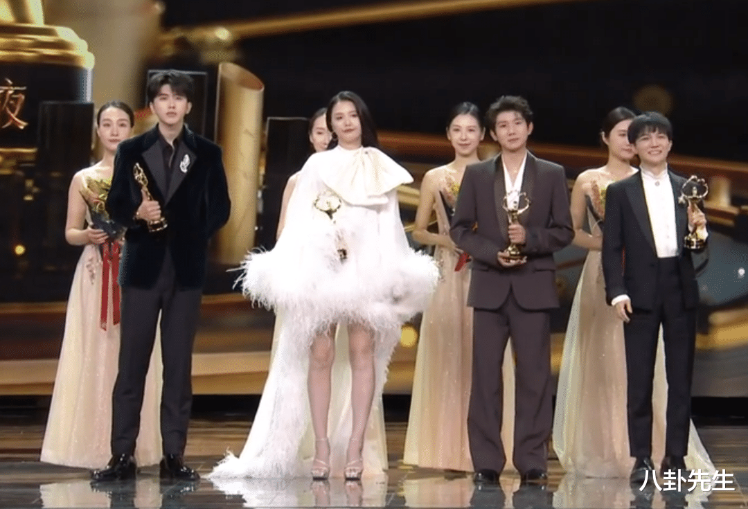 微博之夜|微博之夜丑造型真不少:刘亦菲关晓彤露肩裙显胖,谷爱凌袖套抢镜