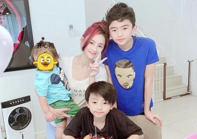 张柏芝|网友香港偶遇张柏芝,42岁近状保持超好,穿搭酷帅又飒又美