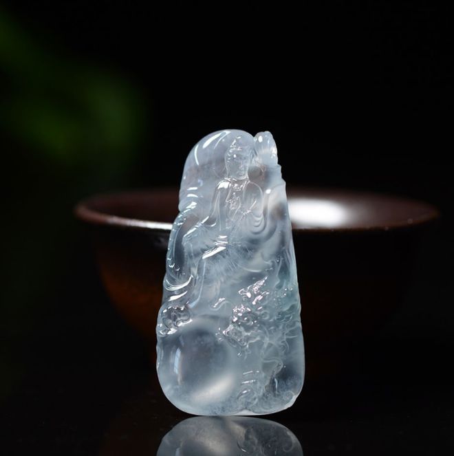 翡翠|同等质量的翡翠挂件,双面雕和单面雕有什么不同?