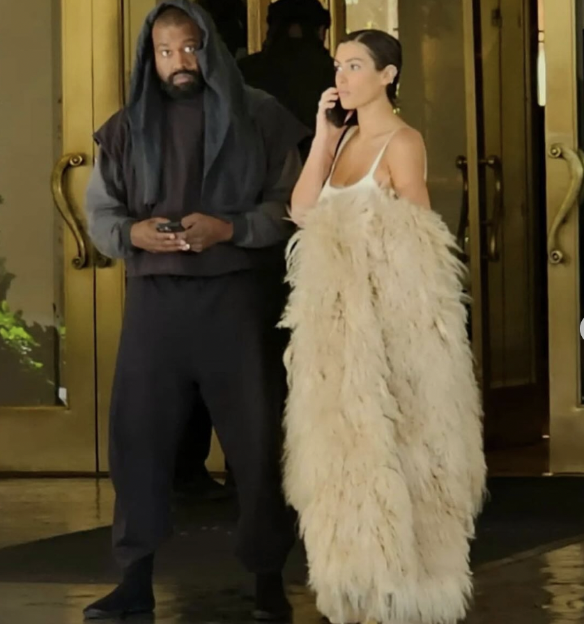 坎爷老婆终于正儿八经“穿衣服”!裹着皮草换了风格,这次惊艳了