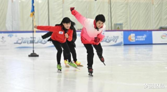 陈羽凡|过气艺人窘况：县城演出、直播被嘲、猛拍烂片，脸当鞋垫子