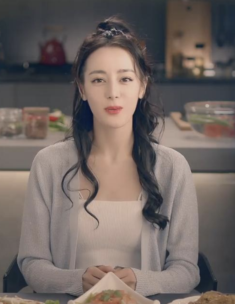 迪丽热巴|偶遇迪丽热巴独自一人超市买菜,垫脚挑水果,穿搭好有生活气息