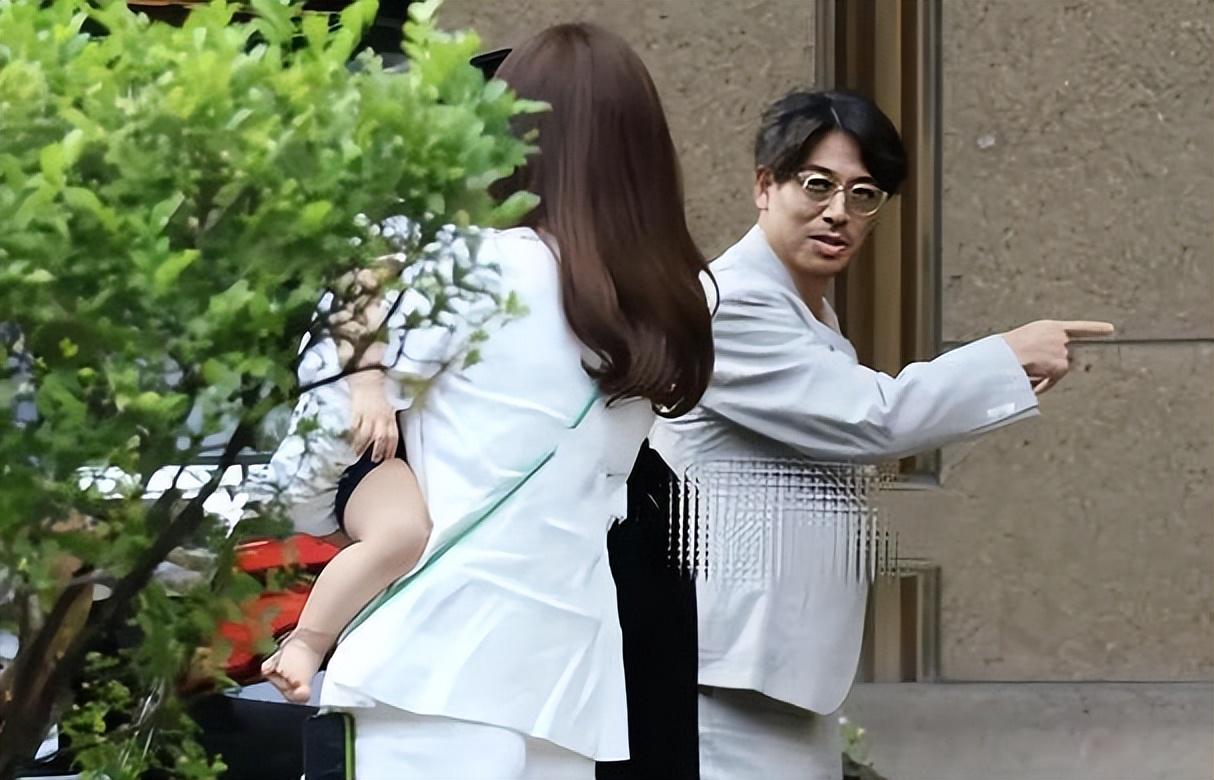 林志玲携丈夫黑泽良平外出聚餐,形象邋遢,网友大呼认不出