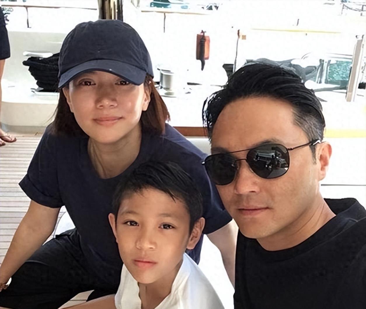 张智霖刚被抓调查,儿子就做辱华动作来嘲讽国人,网友痛批缺乏教养