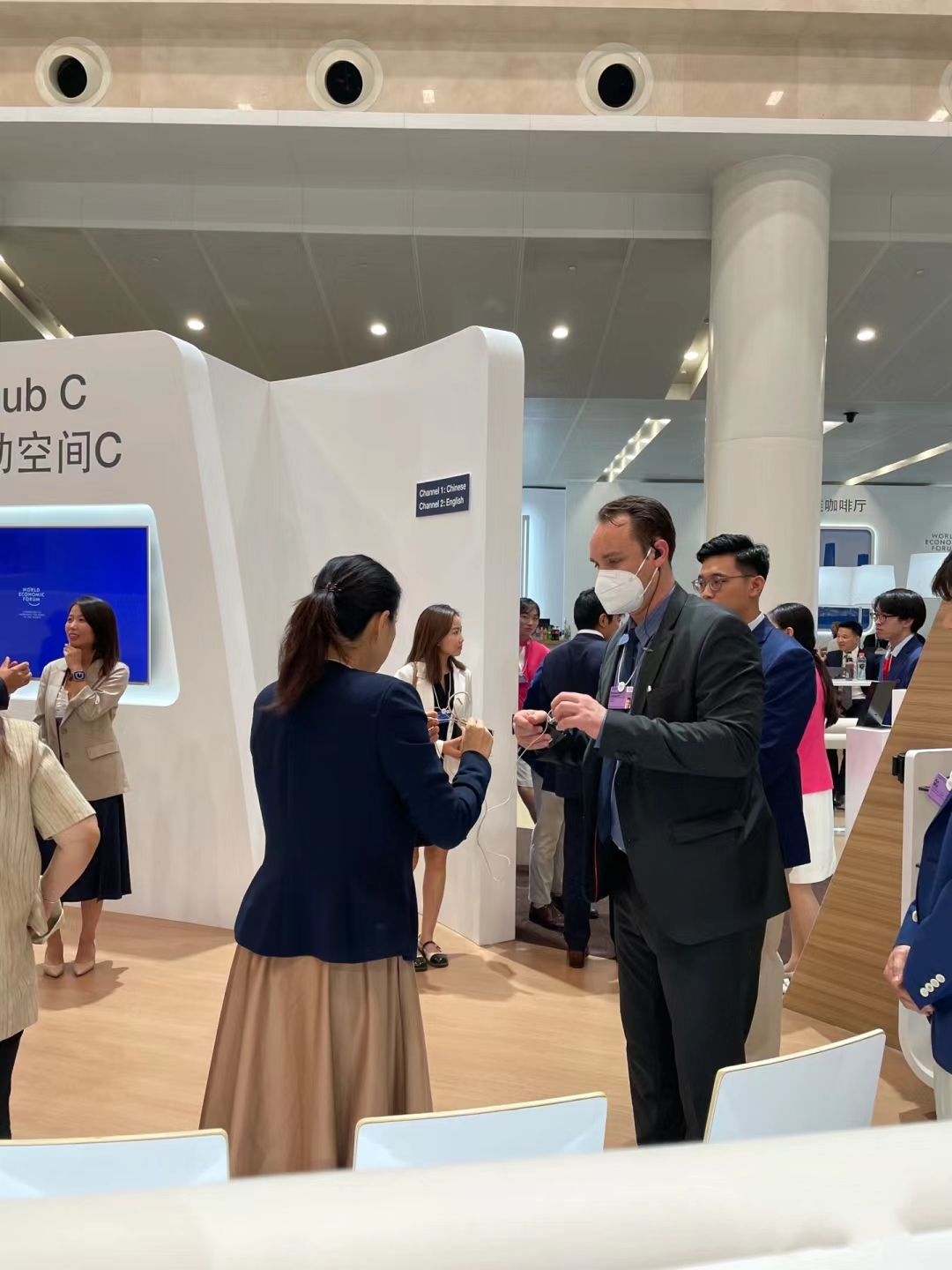 郭晶晶亮相达沃斯年会!穿小香风扎马尾辫像女总裁,阔少老公缺席