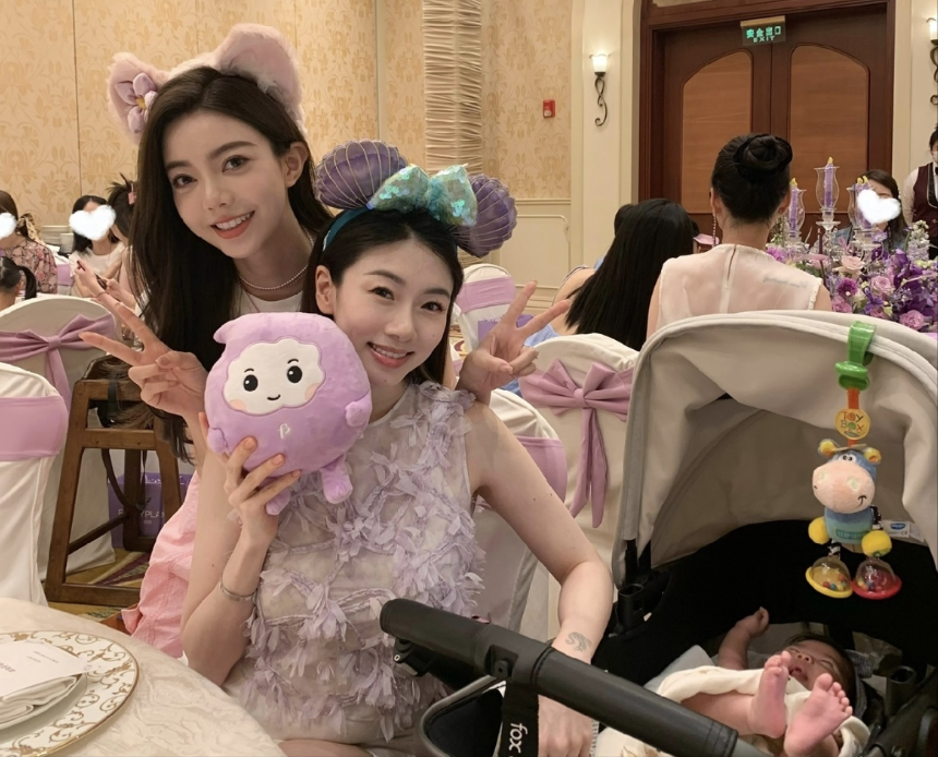 程晓玥带女儿去迪士尼,宝宝才1个月大就出来营业,几乎全程在哭