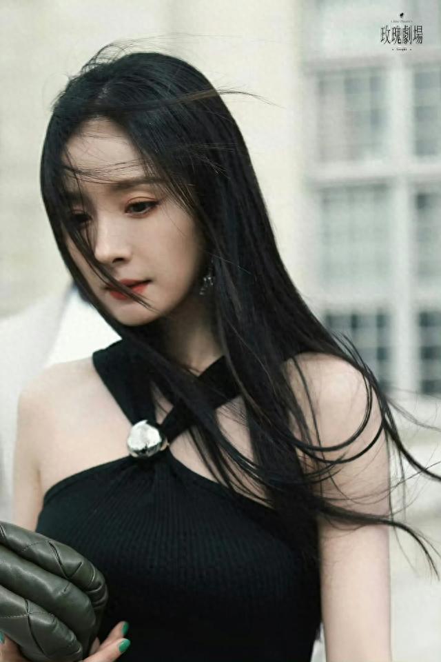 巴黎时装周：杨紫摆脱了四普败北的定局，但看秀还得是85花