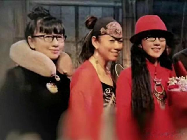 64岁杨丽萍:回老家大摆家宴!为母亲庆生兴奋对饮全家长得很像