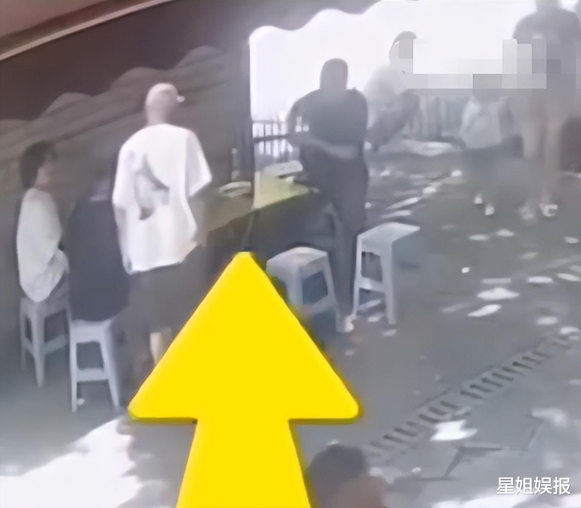 关晓彤她超爱!鹿晗巡演几乎每站都在,还穿情侣装在重庆路边吃面