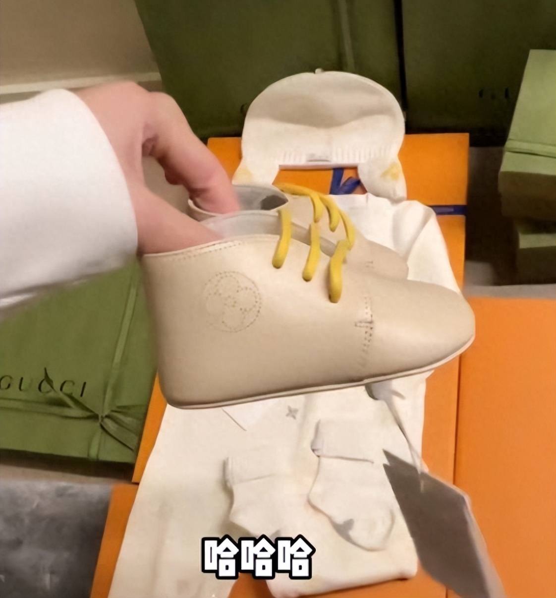 赵本山女儿发视频炫富，为腹中孩子买奢侈品，满床衣服价值数十万