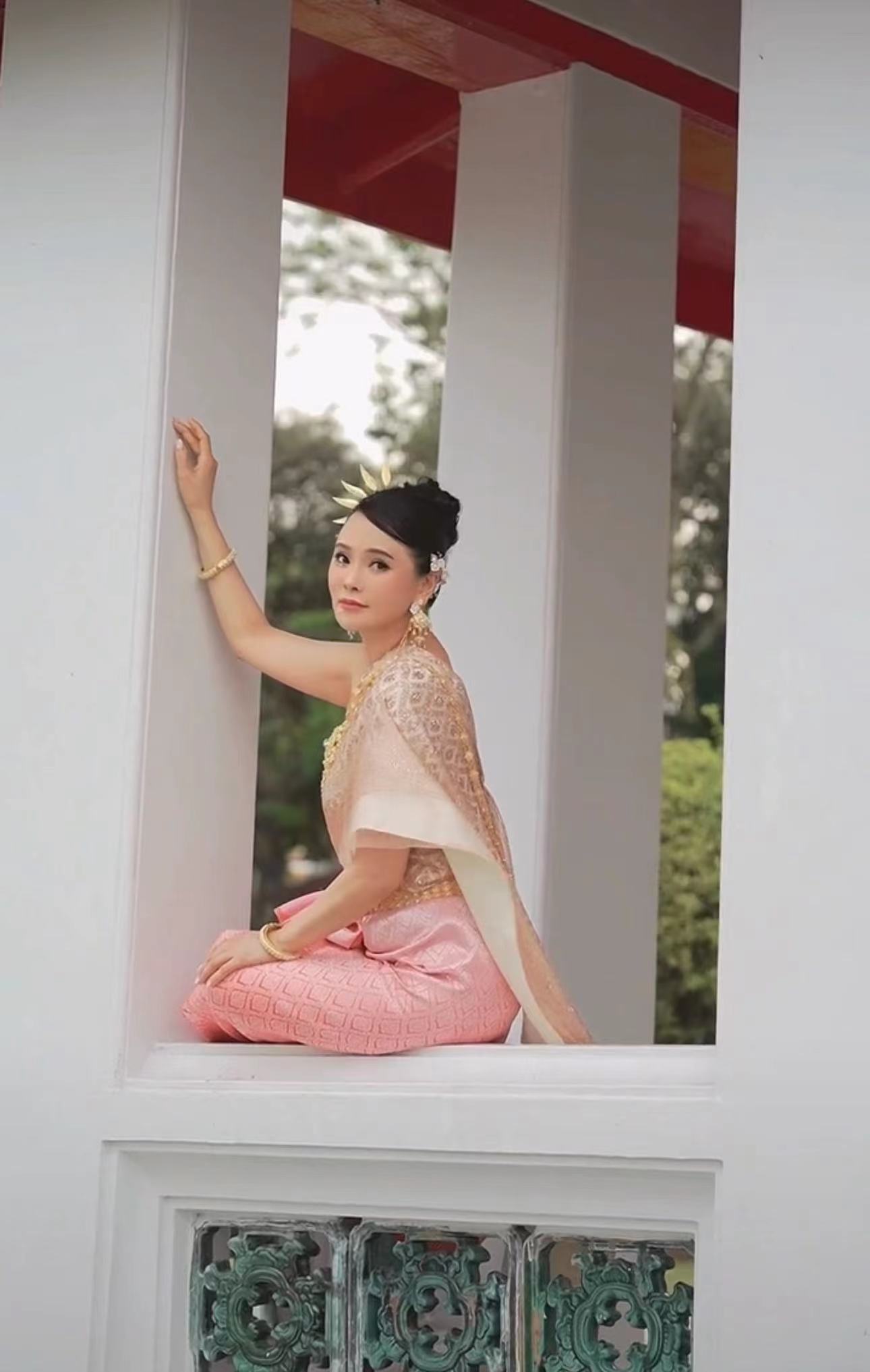 伊能静|伊能静携全家穿泰服合影!疑发福虎背熊腰,米粒首曝正脸颜值逆袭