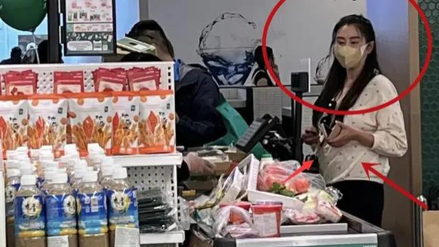 56岁王祖贤国外购物，小腹突出衣服皱巴巴，只买青菜和速冻冷食