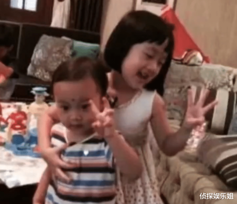 李小璐吴尊带娃出游,甜馨NeiNei十年后再同框,小姐妹长成大美女