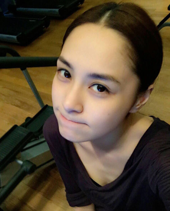 染发 带妆貌美如花，卸妆：大姐你是谁，这9位女星“素颜无人识”