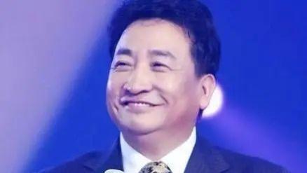 26年前，姜昆不顾妻子反对收养的6岁遗孤，如今成了他的骄傲