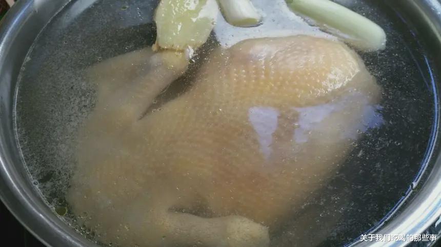 白切鸡|白切鸡直接用水煮又老又腥？想要皮脆肉嫩，这4个步骤是“关键”