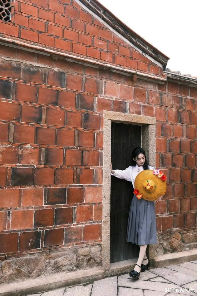 赵丽颖|赵丽颖刚开工就靠美貌刷屏!穿中国红头上插满鲜花,央视脸超惊艳