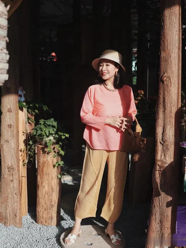 看了这位素人妈妈的打扮,我发现:不扮嫩、不披头散发,会更优雅