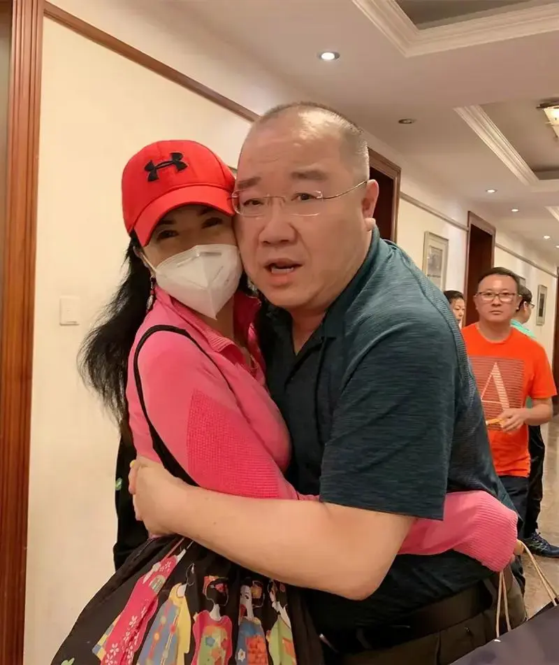 英达与田岷恋情曝光,街头牵手拥抱亲吻,时尚穿搭引关注