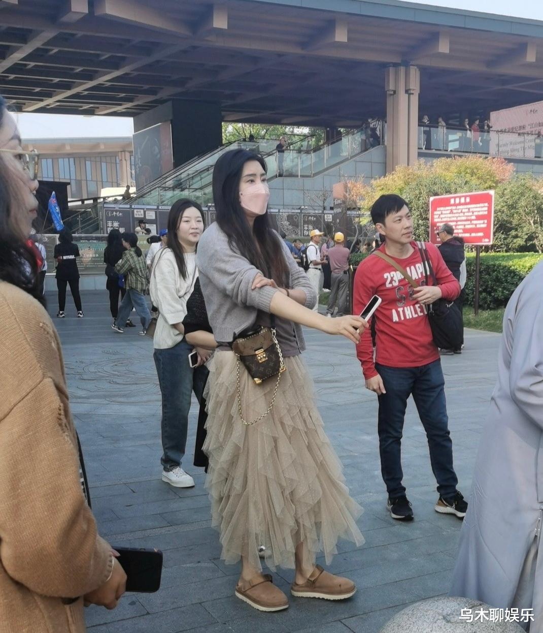 56岁王祖贤游玩被偶遇，身材在线气质出众，不失“女神”风采