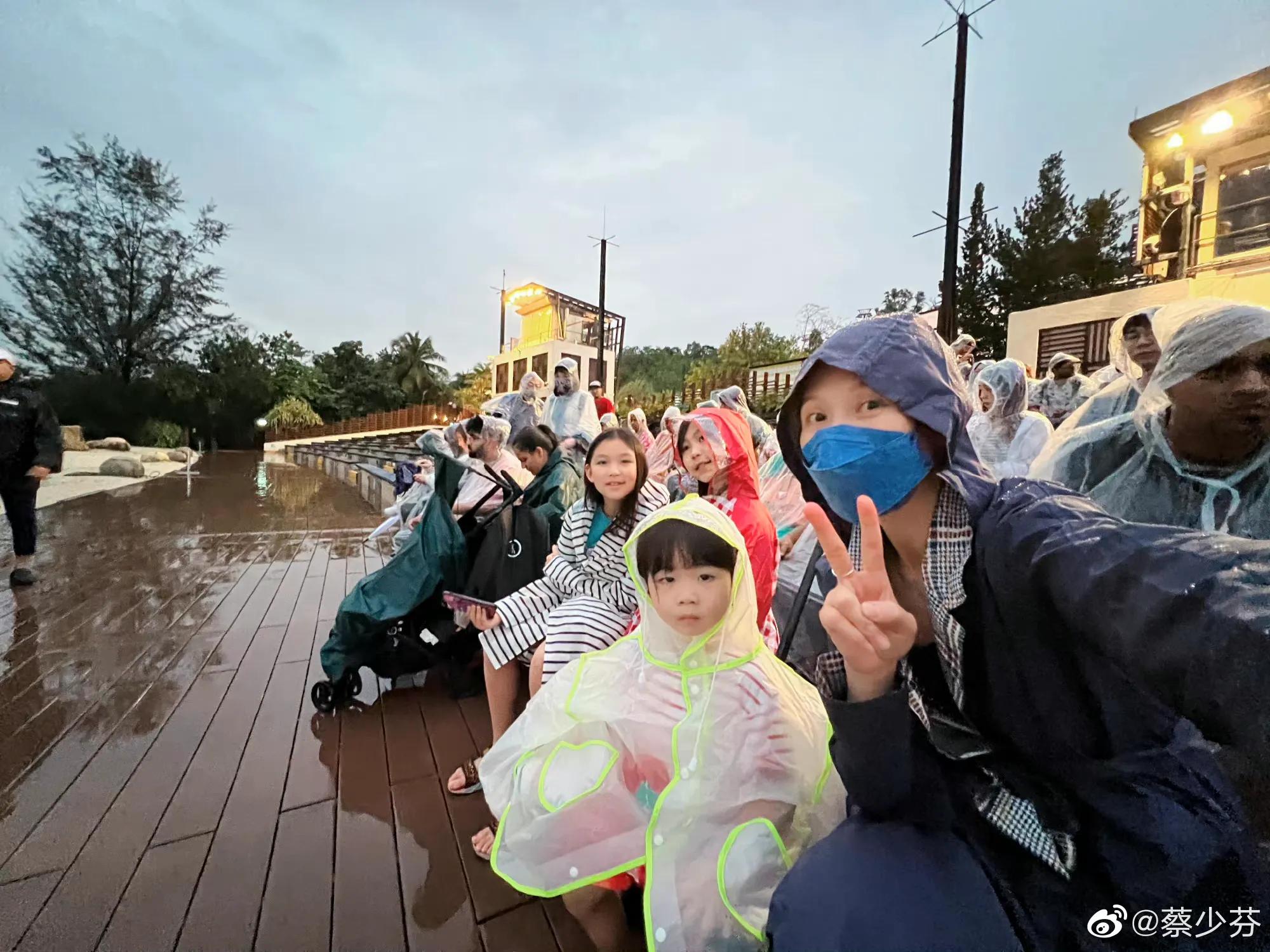 甄子丹|蔡少芬独自带三孩出游，俩女儿长腿抢镜，3岁儿子古灵精怪很可爱