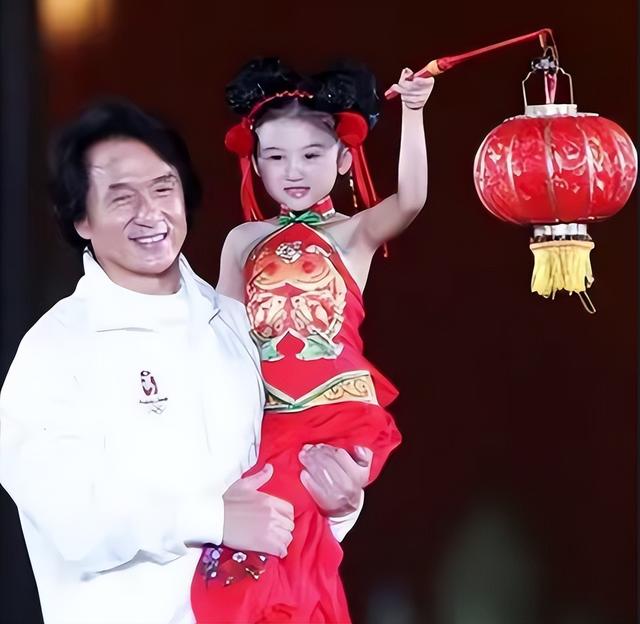 6岁就被成龙抱着上春晚,却因长残最后被骂退圈,如今她长什么样