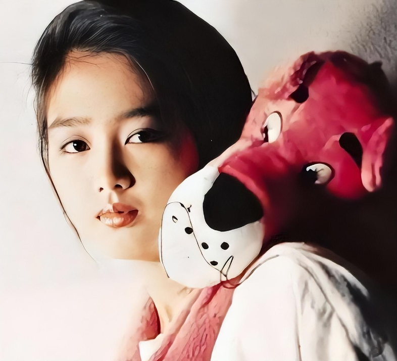 朱丽倩:被刘德华藏了21年,46岁高龄生子,如今苦尽甘来