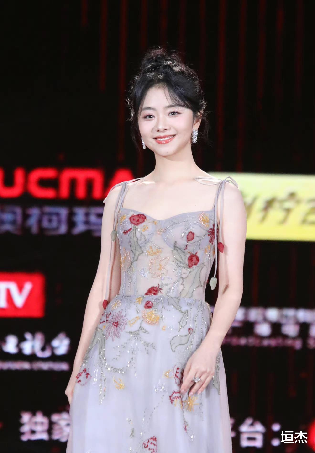 谭松韵 被谭松韵的红毯图“圈粉”了，原来她的“少女感”真不是吹出来的