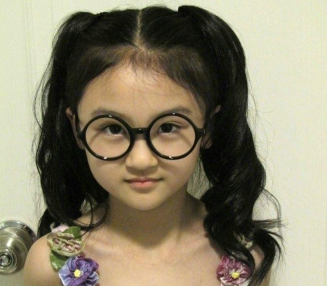 6岁就被成龙抱着上春晚,却因长残最后被骂退圈,如今她长什么样