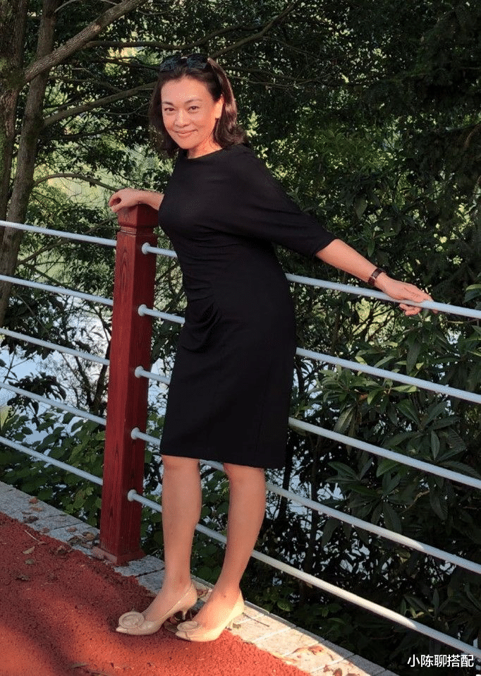 穿搭 59岁史可老得真体面：不do脸，妆发得体，穿衣有品！妈妈们学起来