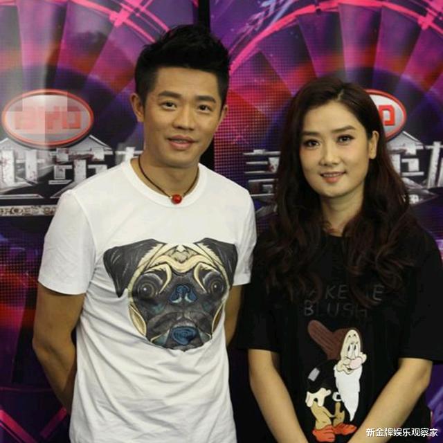 凤凰传奇开演唱会,歌迷齐唱比上早读还整齐,体会到伍佰的快乐?