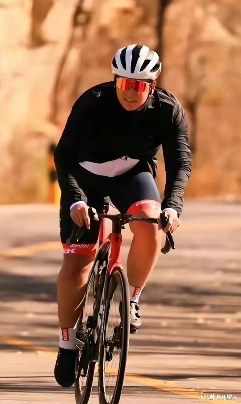 费曼|《爸哪》萌娃身高现状：费曼1米82体重180斤，康康身高超1米8