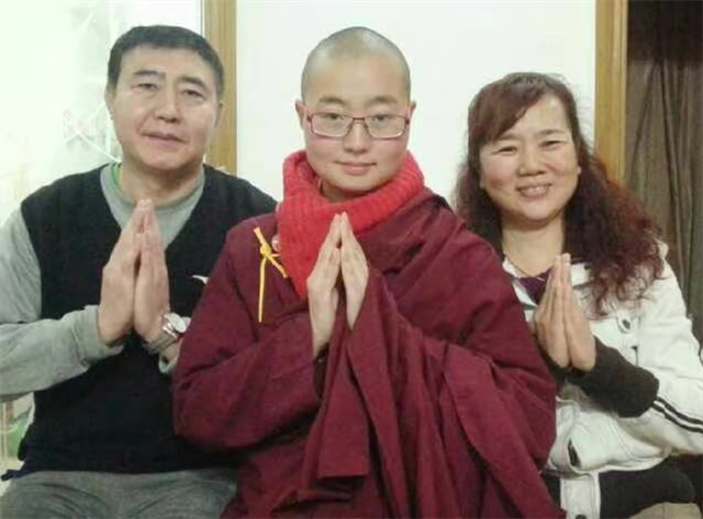 教师|山东女孩马滢:才貌双全,名牌大学毕业,为何不找工作出家当尼姑