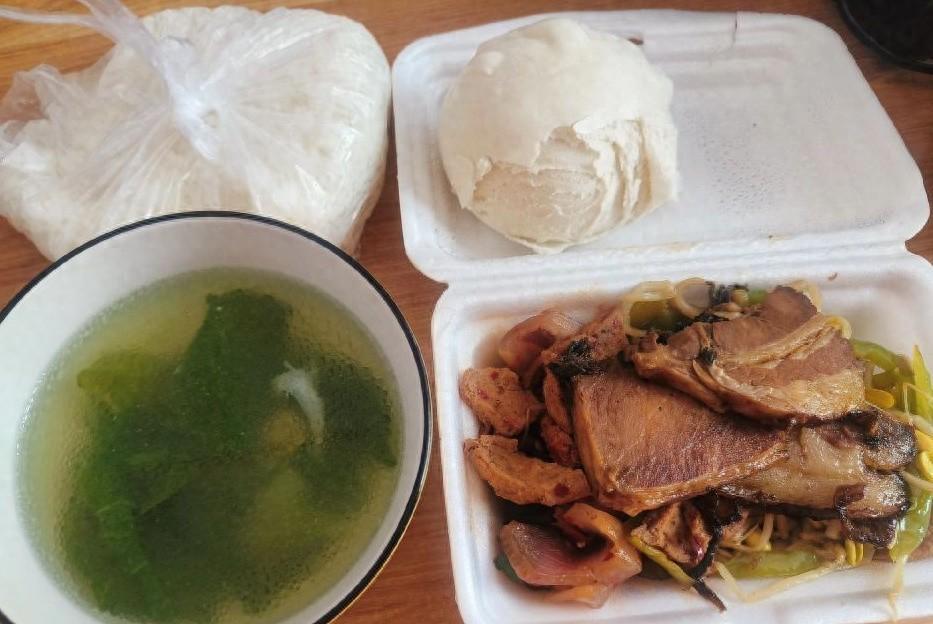 |天津女子为省钱，天天在公司打包饭菜回家吃，炫耀：一年能存1w多呢