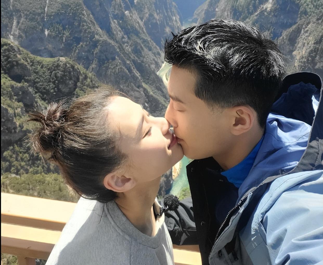 窦骁|窦骁爆婚讯后首与何超莲同框,打扮被吐槽像莽村李宏伟