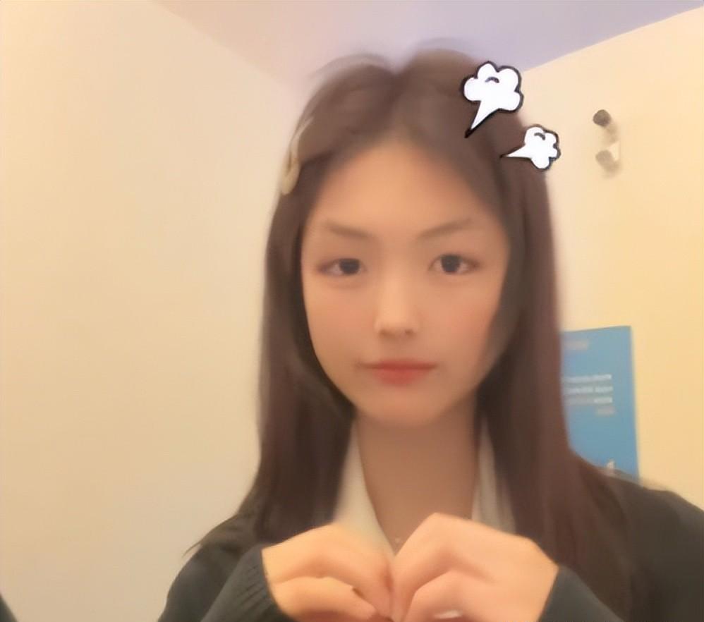 王诗龄|王诗龄穿Dior新款，晒海鲜大餐，桌上放11万名牌包