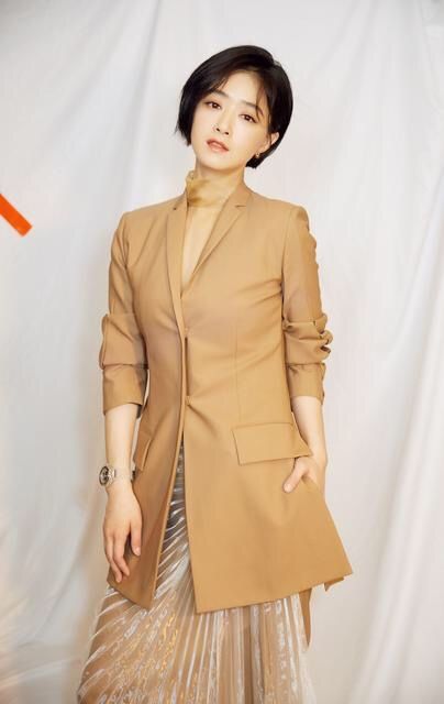 黑长直早失宠了！蒋欣的“下颌发”才适合微胖女人，显脸小又洋气