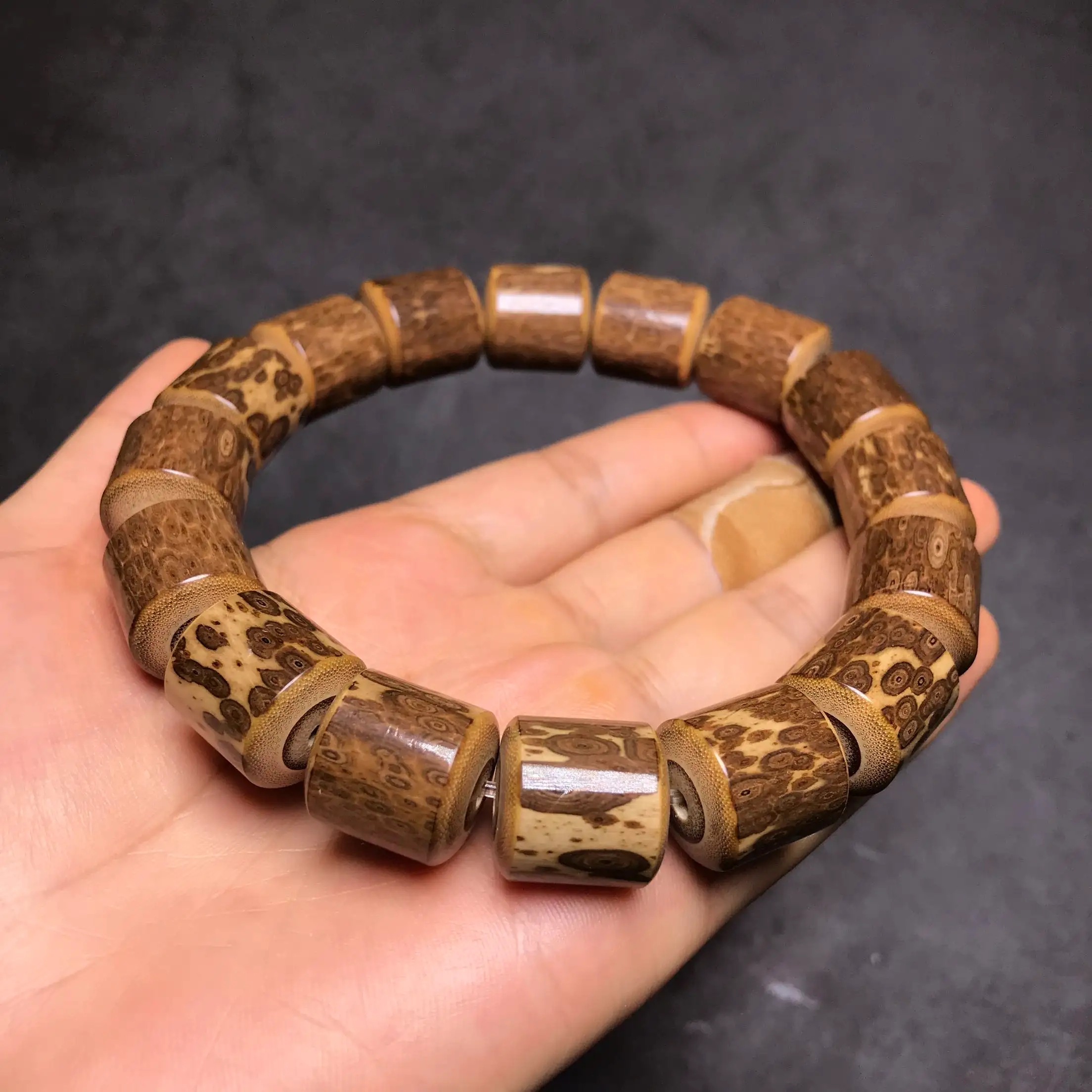 文玩|汗手和干手哪种手，更适合玩文玩？