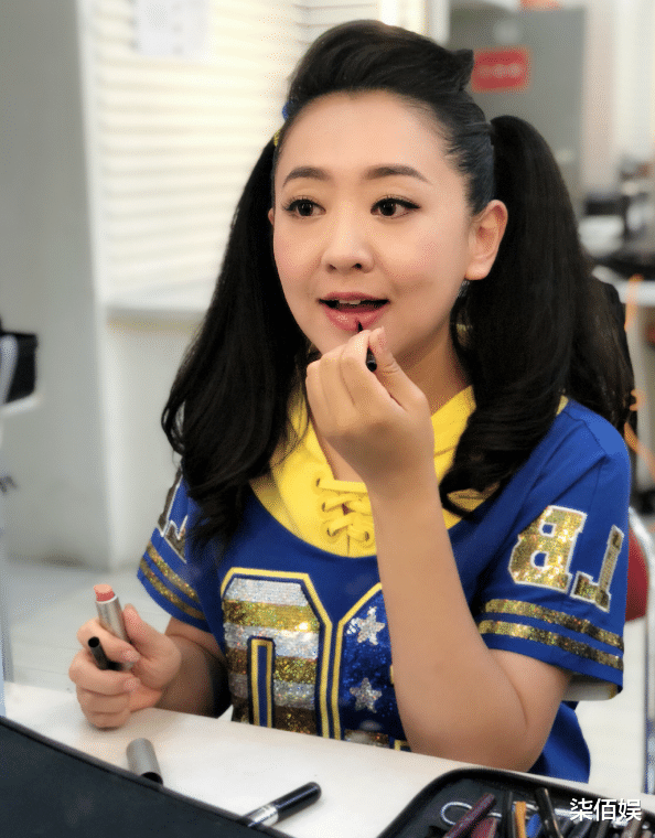 玉米 月亮姐姐大方晒娃,6岁儿子换发型颜值飙升,五官越长越像妈妈