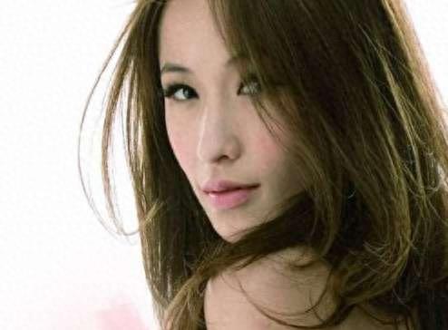 萧亚轩：继承10亿遗产，17年换掉16个男友，风光背后也有心酸