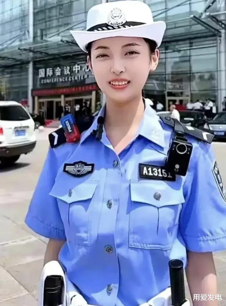 陕西最美女交警事件后续!身材好走路姿势优雅,不是被指责的理由