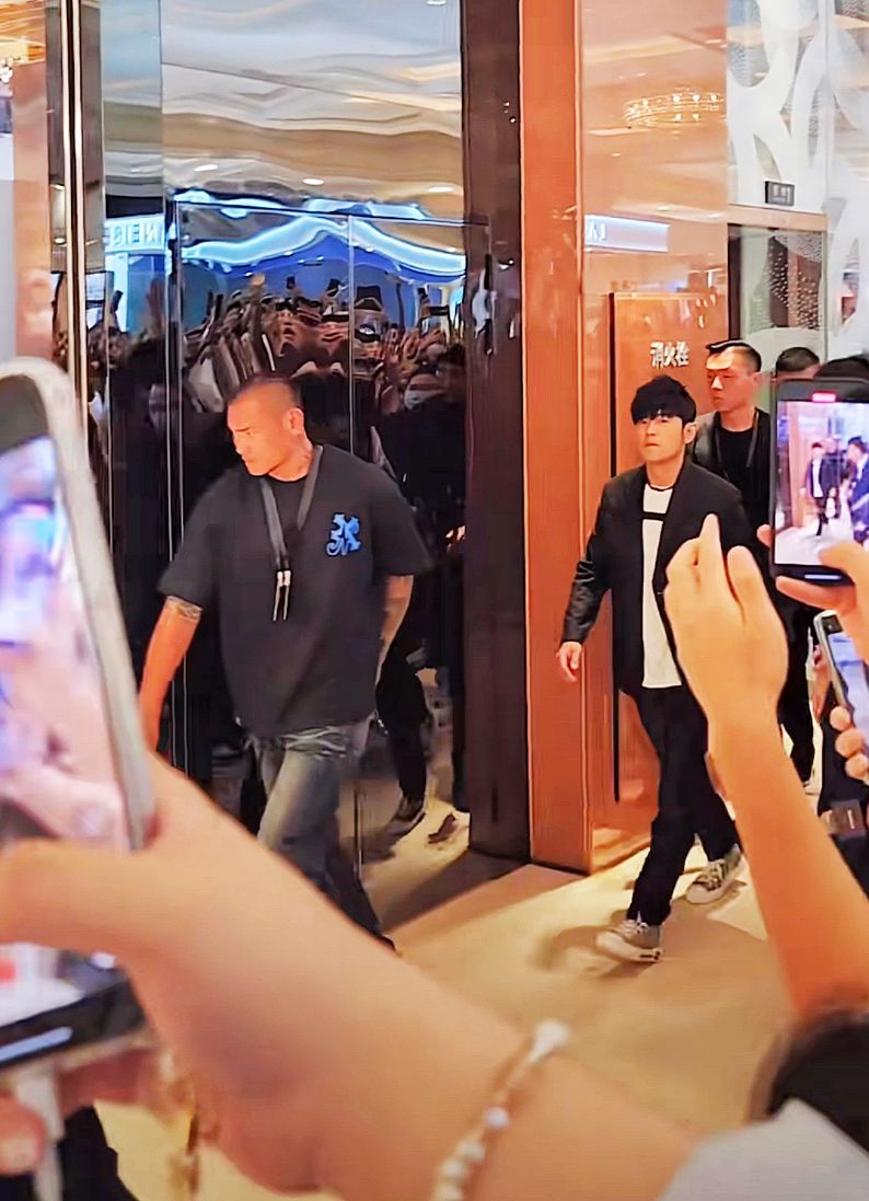 上海：周杰伦商场参加活动，44岁步履有些蹒跚，“多少人的青春”