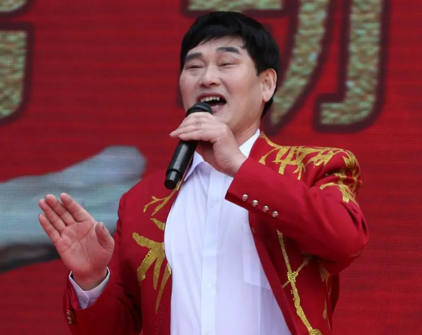 陈萌|陈萌晒出双胞胎后，大衣哥在宴席上穿红衣表情很不悦，网友：陈萌要求了啥