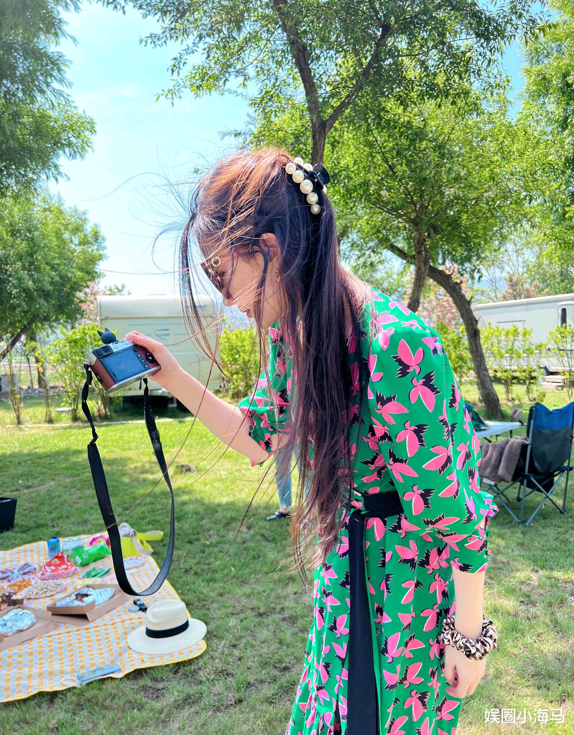 刘亦菲|刘亦菲户外野餐,点心零食铺了一地,一身绿色连衣裙太应景
