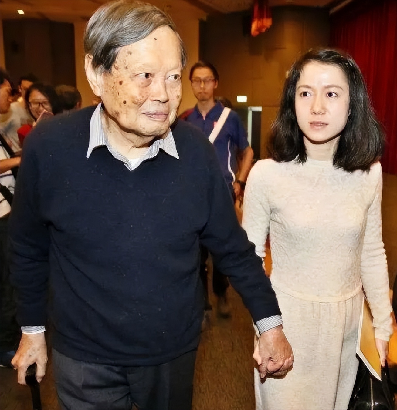 杨振宁已“无力回天”!翁帆“设局”多年,终于熬到头了