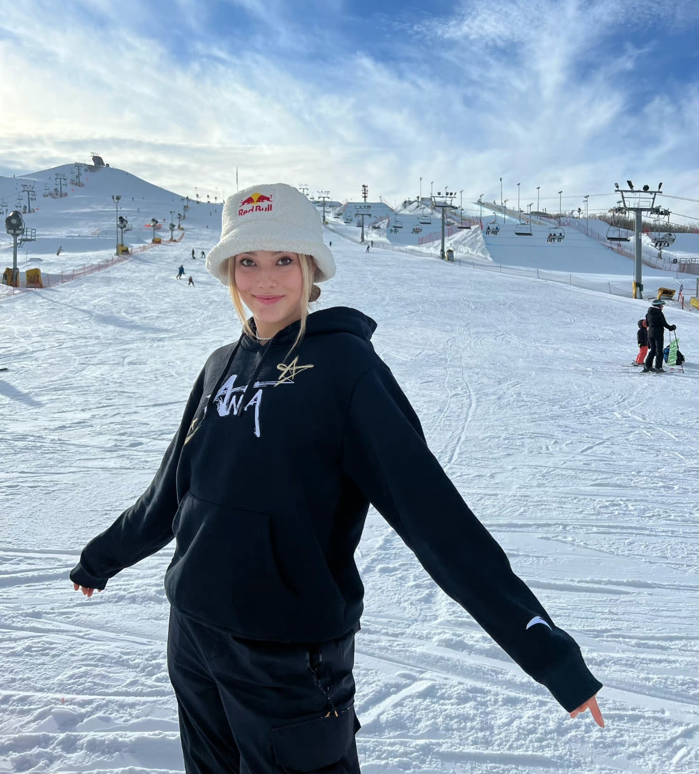 谷爱凌|谷爱凌用牙咬着金、银牌，笑容灿烂！吃馅饼成佳话，2金1银成传奇