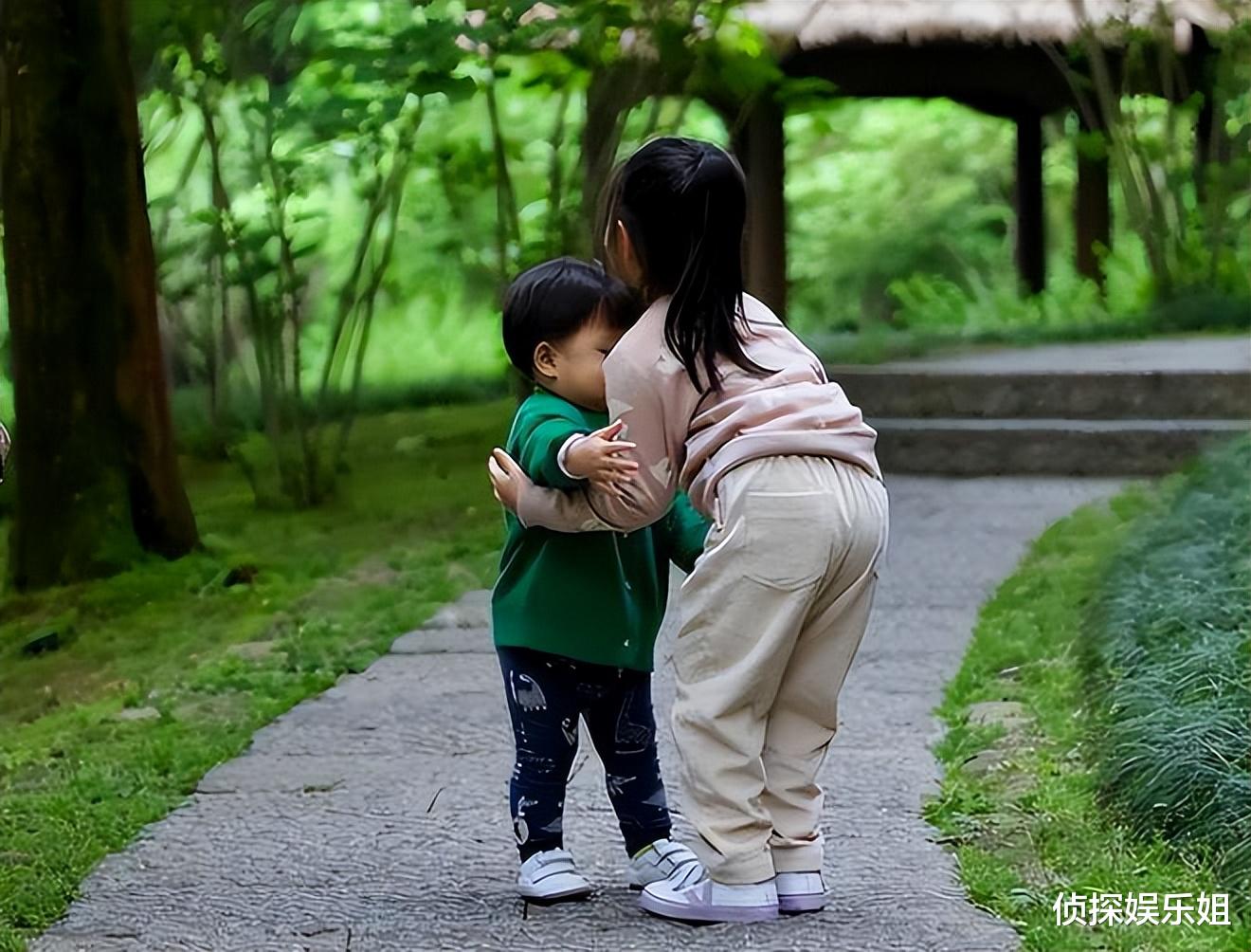 朱丹|朱丹周一围带娃出游，夫妻打扮粗糙毫无明星范，一人扛一娃超有爱