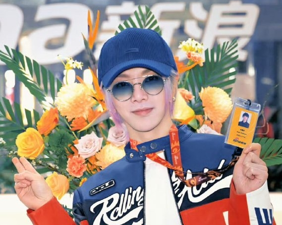 华晨宇变性了？看过他的最新营业照，网友：这是哪来的姑娘？