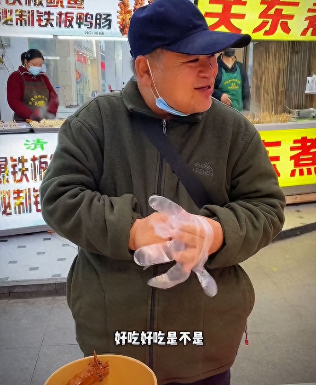 霸王餐|吃了几十年的霸王餐,成了小吃街的团宠,智商却只有六岁