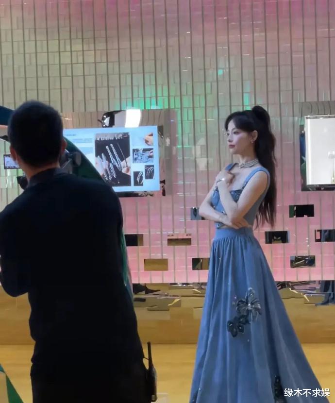 刘亦菲|宝格丽后台：刘亦菲反客为主，张嘉倪生图被嘲，全程被冷落好辛酸